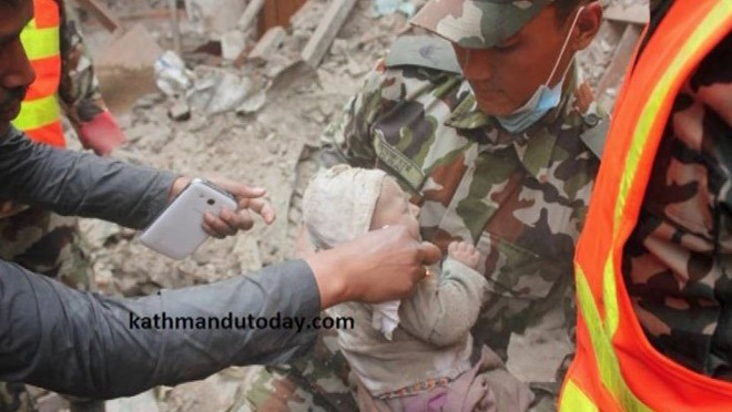 Nepal: Em bé 4 tháng tuổi sống sót kỳ diệu dù bị vùi lấp do động đất ảnh 1