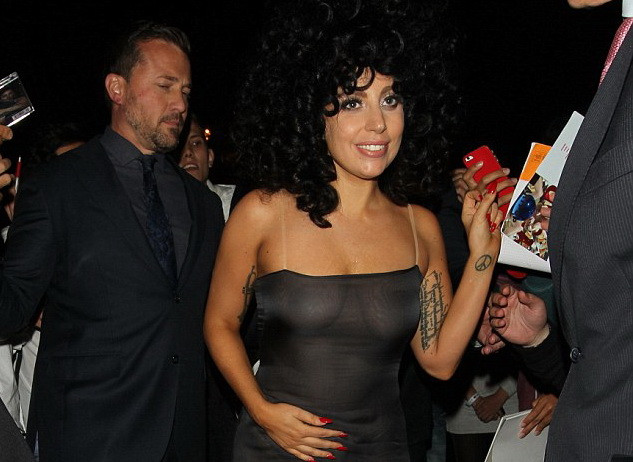 Lady Gaga và cuộc cách mạng của những chiếc váy xuyên thấu ảnh 1