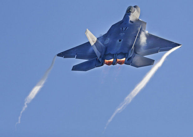 Mỹ giữ kín kế hoạch dùng siêu chiến đấu cơ F-22 không kích Syria ảnh 1