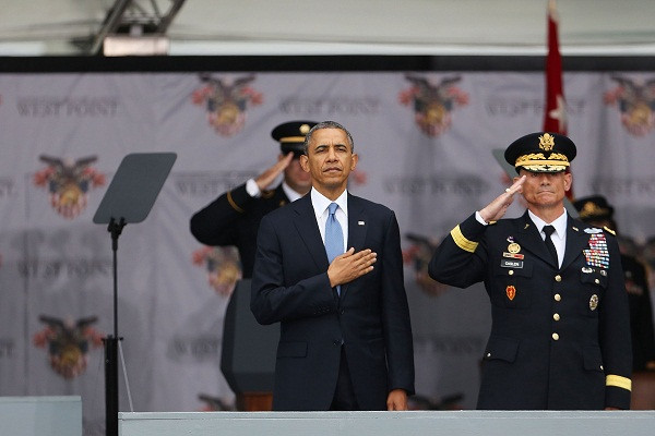 Tổng thống Mỹ Barack Obama chào cờ trước khi phát biểu tại Học viện Quân đội Mỹ ở West Point (Nguồn: Getty Images) "Mỹ ủng hộ Việt Nam khá mạnh mẽ trong vấn đề Biển Đông" ảnh 1