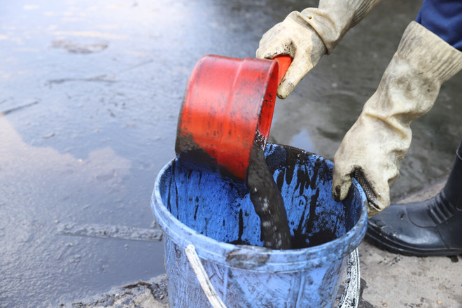 Hà Nội: Tiến hành xử lý dầu thải bị đổ trộm trên mặt hồ Linh Đàm ảnh 7