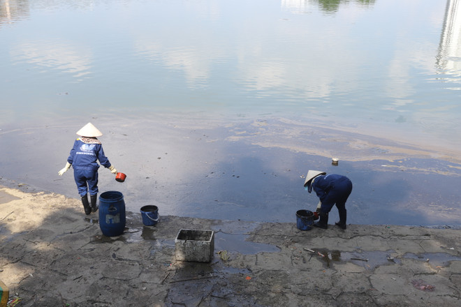 Hà Nội: Tiến hành xử lý dầu thải bị đổ trộm trên mặt hồ Linh Đàm ảnh 3