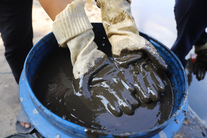 Hà Nội: Tiến hành xử lý dầu thải bị đổ trộm trên mặt hồ Linh Đàm ảnh 6