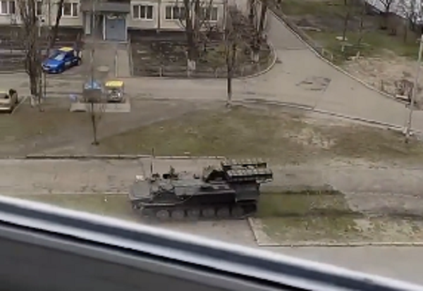 Video xe tăng quân đội Ukraine xuất hiện trong khu dân cư ở Kiev ảnh 1
