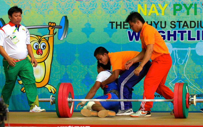 Chùm ảnh hai lực sĩ chấn thương khi thi cử tạ với Thạch Kim Tuấn ảnh 6