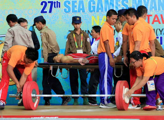 Chùm ảnh hai lực sĩ chấn thương khi thi cử tạ với Thạch Kim Tuấn ảnh 5