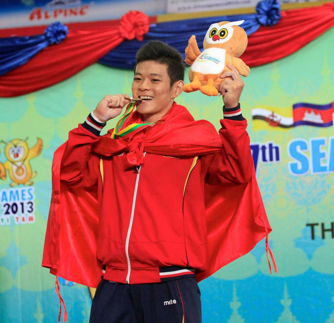 Chùm ảnh hai lực sĩ chấn thương khi thi cử tạ với Thạch Kim Tuấn ảnh 4