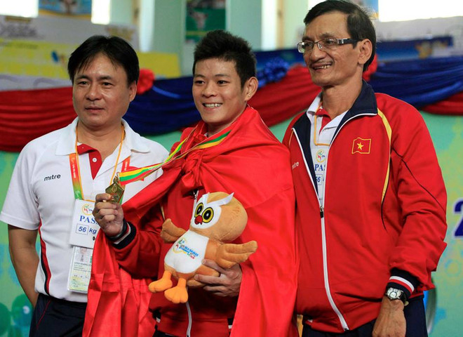 Chùm ảnh hai lực sĩ chấn thương khi thi cử tạ với Thạch Kim Tuấn ảnh 1