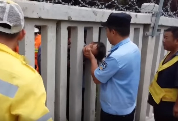 Hãi hùng cảnh bé 8 tuổi mắc kẹt đầu vào hàng rào đường sắt ảnh 1