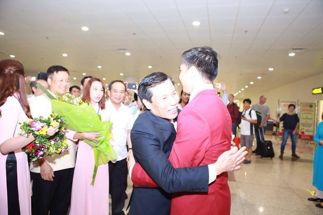 Bộ trưởng Nguyễn Ngọc Thiện ôm chặt người hùng Hoàng Xuân Vinh ảnh 1