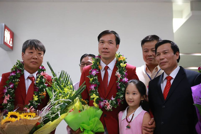 Bộ trưởng Nguyễn Ngọc Thiện ôm chặt người hùng Hoàng Xuân Vinh ảnh 2