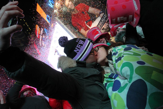 [Photo] Khoảnh khắc đón Năm Mới 2015 ở Quảng trường Thời đại ảnh 6