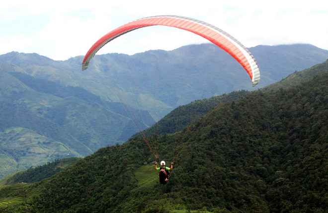 Yên Bái: Kỳ thú với dù lượn "bay trên mùa vàng" tại đèo Khau Phạ ảnh 2