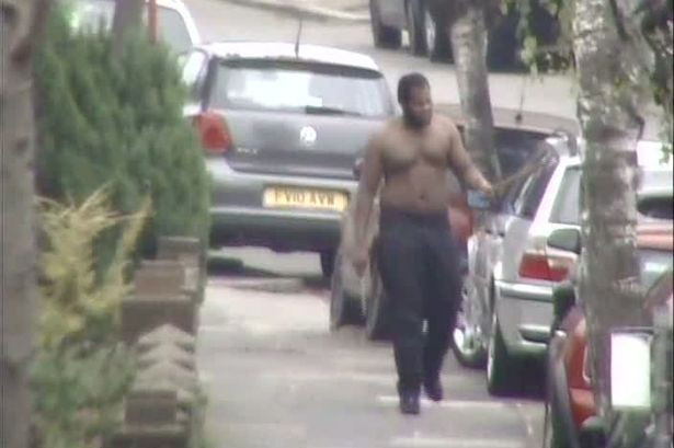 Anh công bố đoạn video ớn lạnh về kẻ tâm thần chặt đầu bà lão ảnh 1