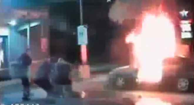 [Video] Người đàn ông gọi cảnh sát tới rồi châm lửa tự thiêu ảnh 1