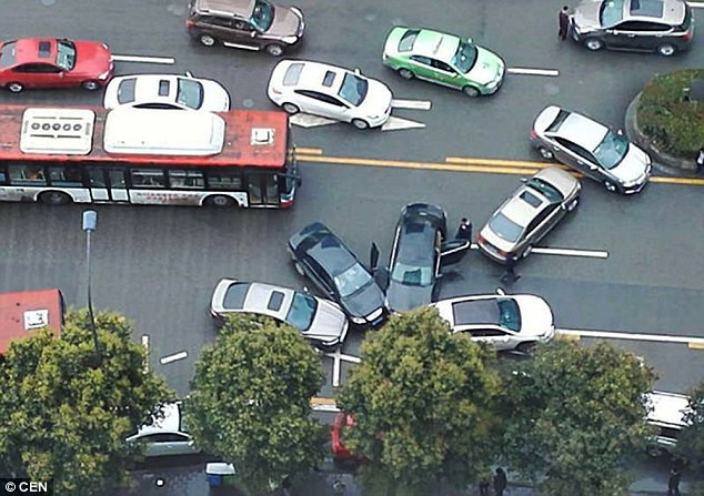 Kỳ lạ vụ đâm xe liên hoàn theo hình giẻ quạt ở Trung Quốc ảnh 2