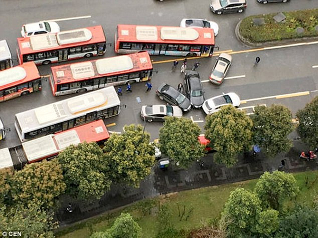 Kỳ lạ vụ đâm xe liên hoàn theo hình giẻ quạt ở Trung Quốc ảnh 3