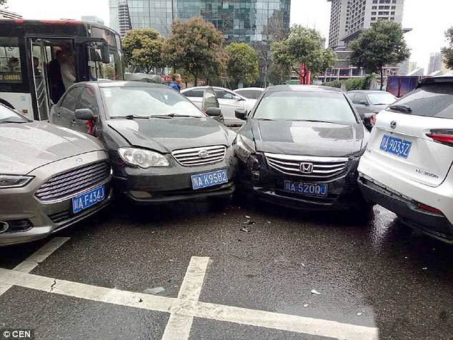 Kỳ lạ vụ đâm xe liên hoàn theo hình giẻ quạt ở Trung Quốc ảnh 1