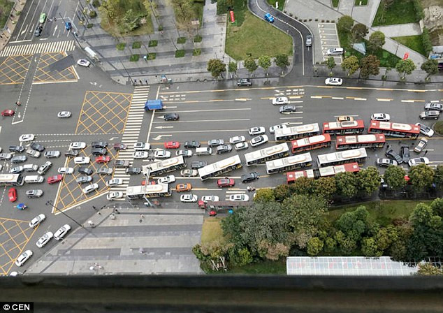 Kỳ lạ vụ đâm xe liên hoàn theo hình giẻ quạt ở Trung Quốc ảnh 4