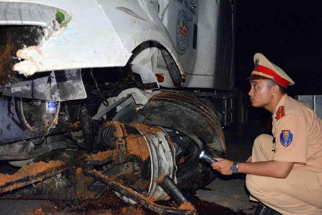 Đắk Nông: Xe máy đấu đầu xe khách làm 4 người tử vong tại chỗ ảnh 1