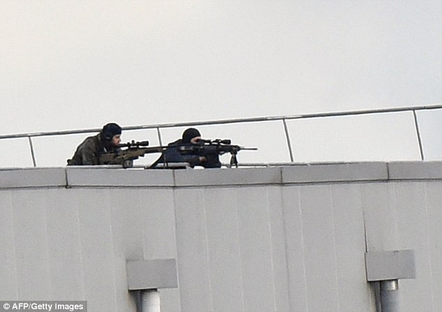 Pháp công bố đoạn video tiêu diệt hai kẻ khủng bố Charlie Hebdo ảnh 1