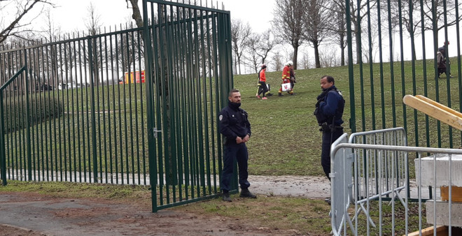 Lại xảy ra đâm người hàng loạt ở ngoại ô Paris, cảnh sát đã nổ súng ảnh 1