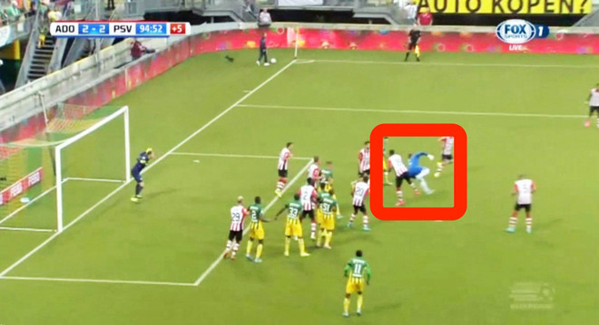 [Video] Thủ môn đánh gót ghi bàn còn đẹp hơn cả Ibrahimovic ảnh 1