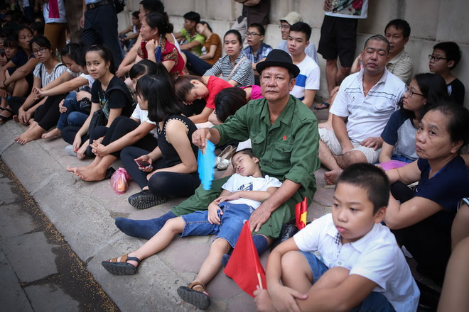 Câu chuyện cảm động về những người thức đêm chờ diễu binh ảnh 1