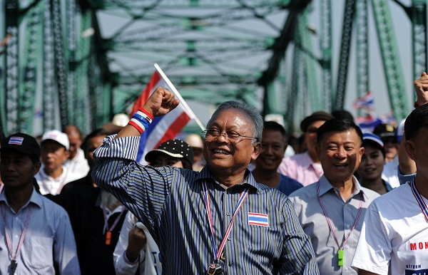Thủ lĩnh biểu tình Thái Lan Suthep tuyên bố muốn lật đổ chính phủ của bà Yingluck (Nguồn: AFP/TTXVN) Tổng thư ký Liên hợp quốc lo đối đầu bạo lực tại Thái Lan ảnh 1