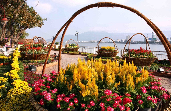 Đường hoa Đà Nẵng trên đường Bạch Đằng năm 2013 (Nguồn: TTXVN) Đà Nẵng trang trí đường hoa đón Tết từ nguồn xã hội hóa ảnh 1