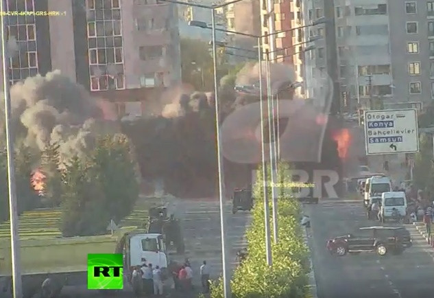 Hình ảnh kinh hoàng mới công bố về cuộc đảo chính tại Thổ Nhĩ Kỳ ảnh 1