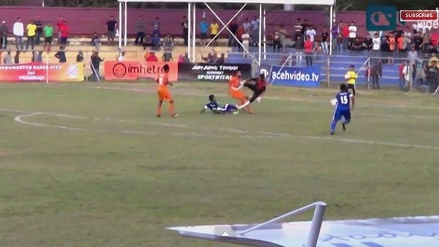 [Video] Tiền đạo Indonesia tử vong vì lĩnh cú đạp của thủ môn ảnh 1