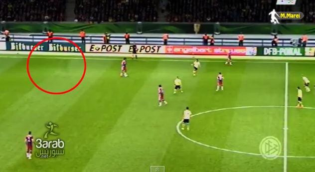 [Video] "Bóng ma" di chuyền trên sân ở trận Bayern-Dortmund? ảnh 1