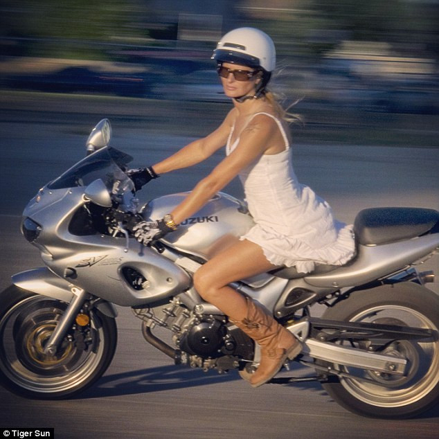 Người mẫu xinh đẹp từ bỏ nhung lụa để chiến đấu chống lại IS ảnh 2