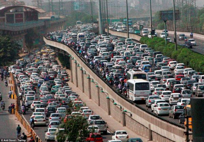 Sốc nặng với hình ảnh tắc nghẽn trên đường 26 làn ở Ấn Độ ảnh 2