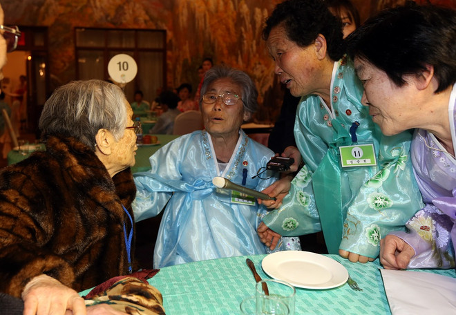 Cuộc đoàn tụ đẫm nước mắt của hai miền Triều Tiên ảnh 2