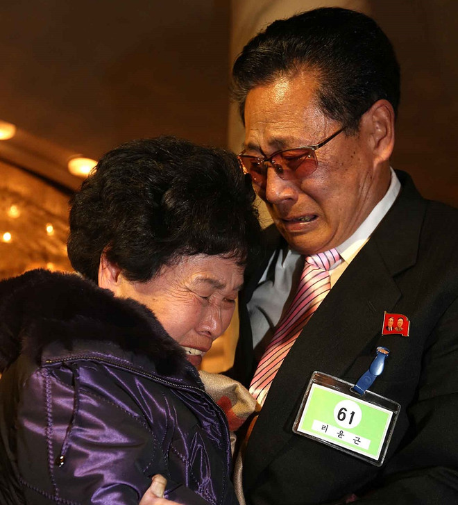 Cuộc đoàn tụ đẫm nước mắt của hai miền Triều Tiên ảnh 1