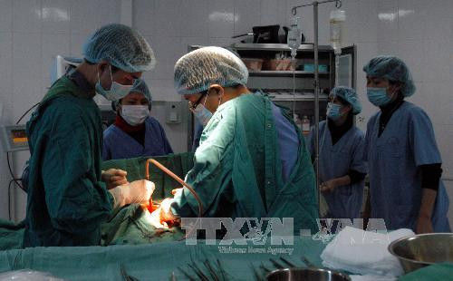 Điều trực thăng đưa bác sĩ tới cứu chữa nạn nhân sập cầu treo ảnh 1