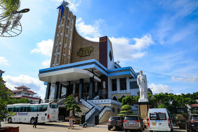 Vẻ kiến trúc độc đáo bên ngoài nhà thờ Tắc Sậy. (Ảnh: Hoài Nam/Vietnam+) Những điểm đến không thể bỏ lỡ trong các tour du lịch Tây Nam Bộ ảnh 1