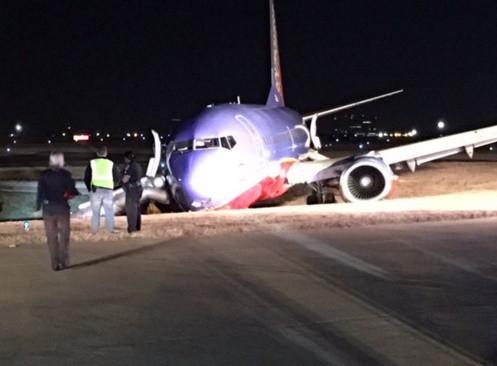 Mỹ: Máy bay chở khách lao khỏi đường băng, 8 người bị thương ảnh 1