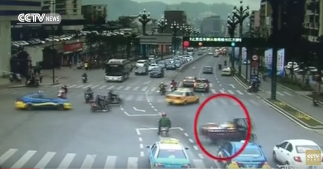 [Video] Xe 3 bánh nghênh ngang gây tai nạn hy hữu trên phố ảnh 1