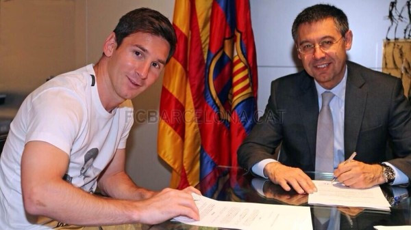 Messi đặt bút ký hợp đồng cùng chủ tịch Barcelona Bartomeu (Nguồn: FC Barcelona) Chủ tịch Barcelona phải đến tận nhà Messi để ký hợp đồng! ảnh 1