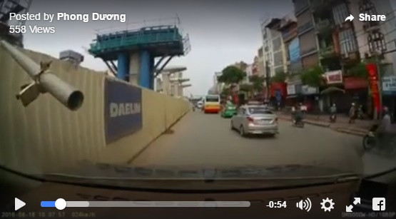 [Video] Thanh dàn giáo văng ra đường, suýt chọc thủng kính ôtô ảnh 1