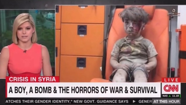 MC của CNN bật khóc ngay trên sóng khi đưa tin về em bé Syria ảnh 1