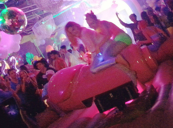 Miley Cyrus thoát y trong quán bar để ăn mừng sinh nhật ảnh 2