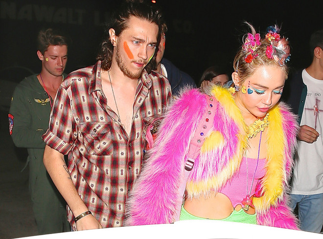 Miley Cyrus thoát y trong quán bar để ăn mừng sinh nhật ảnh 1