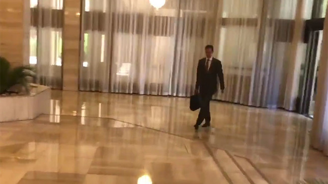 Ông Assad vẫn đến nhiệm sở sau cuộc không kích của liên quân (Nguồn: RT) Video Tổng thống Syria Assad ung dung đi làm sau vụ không kích ảnh 1