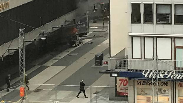 Hiện trường kinh hoàng vụ xe tải lao vào đám đông ở Thụy Điển ảnh 9