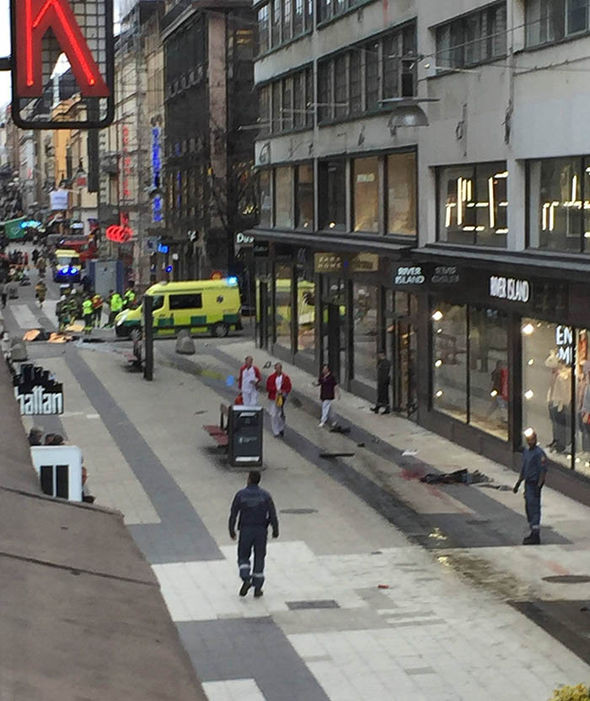 Hiện trường kinh hoàng vụ xe tải lao vào đám đông ở Thụy Điển ảnh 2