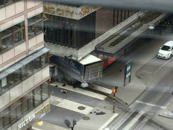 Hiện trường kinh hoàng vụ xe tải lao vào đám đông ở Thụy Điển ảnh 7